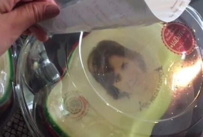 Regalo. La senadora Martha Palafox dio a sus compañeros, como Hilda Flores, gelatinasbpersonalizadas