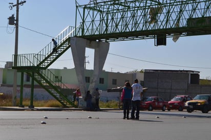 Imprudencia. Puentes peatonales son poco utilizados.