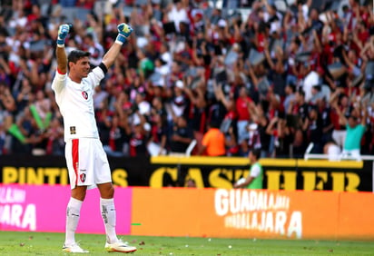 Respecto a los rumores de su salida del club tapatío aclaró la situación y está más que metido con el equipo, en el que espera trascender en lo que será el segundo torneo con el técnico José Guadalupe Cruz. (ARCHIVO)