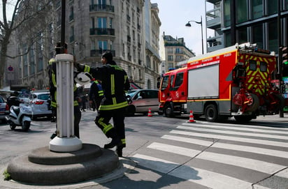 Catorce personas resultaron heridas como consecuencia del incendio, tres de ellas de gravedad y un centenar tuvieron que ser evacuadas según el balance oficial (ARCHIVO)