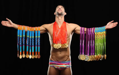Phelps aparece en la portada de la publicación luciendo sus 23 medallas de oro.
