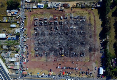 El edil de Tultepec reporta 31 personas fallecidas pero el secretario de Gobierno del Estado de México, José Manzur, informó que hasta el momento han muerto 32 por la explosión. (AP)