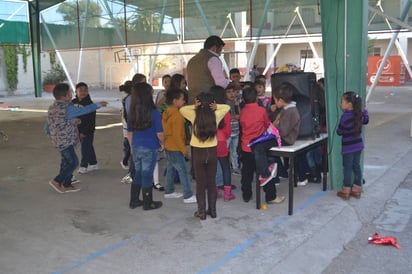 Festejos. Con las tradicionales posadas navideñas, fue como alumnos de nivel básico se despidieron de los salones de clase. (ANGÉLICA SANDOVAL)