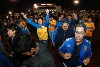 Cientos de aficionados de los Tigres de la UANL llegan al Estadio Azteca para presenciar el partido de ida de la final de la Liga MX. (Notimex)