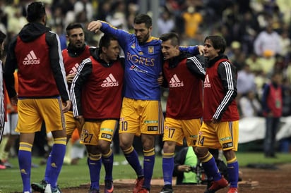 El delantero francés de Tigres salió lesionado tras disputar un balón con Bruno Valdez. (ARCHIVO)