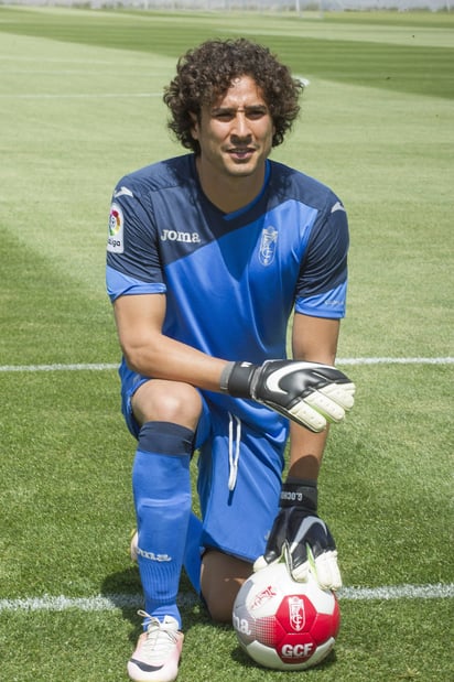 Guillermo Ochoa, el día que fue presentado como nuevo portero del Granada, en España. (Archivo)