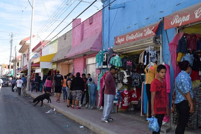 Afluencia. En el Centro se observaba un gran número de personas que acudieron para hacer sus compras de último momento. (EL SIGLO DE TORREÓN)