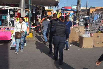 Afluencia. En el centro se pudo apreciar la presencia de elementos de la Policía Municipal. (ANGÉLICA SANDOVAL)