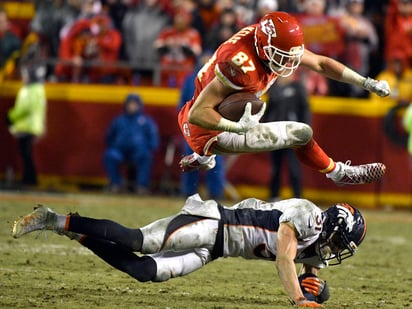 Travis Kelce (87) acumuló 160 yardas y anotó en una ocasión. (AP)