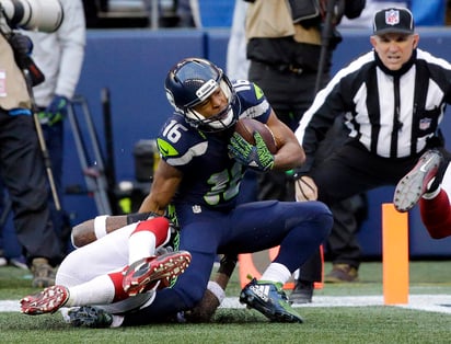 Tyler Lockett sufrió la grave lesión el sábado ante Cardinals de Arizona. (AP)