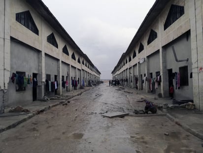 Refugio. Miles de personas que huyeron de los antiguos barrios en poder de los rebeldes en Alepo permanecen en Yebrín.