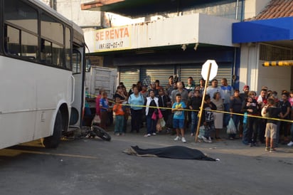 Diferencia. Paramédicos detallaron que la jovencita pudo haber salvado su vida en si hubiera utilizado su casco de seguridad. (EL SIGLO DE TORREÓN) 