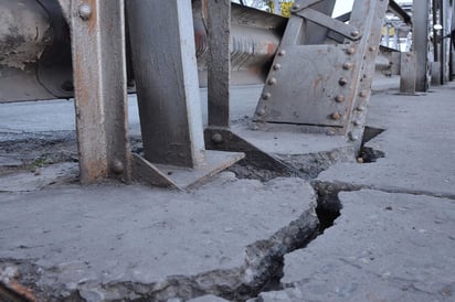 Grietas. La obra costó 234 mil pesos y se utilizaron 360 toneladas de fierro estructural, 370 de cemento, 3 mil 866 metros cúbicos de piedra, entre otros materiales. (Fernando Compeán)