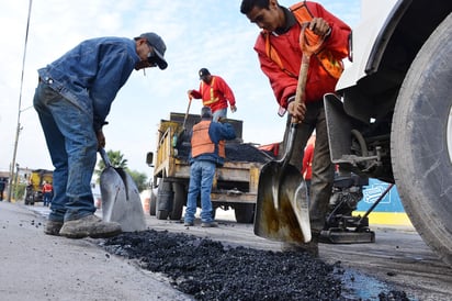 Tras recibir el material se inició el recarpeteo en la Corregidora y Diagonal Reforma. (FERNANDO COMPEÁN) 
