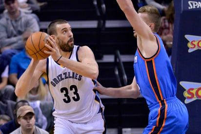 El español Marc Gasol (i) encajó 25 puntos para los Grizzlies.  (ARCHIVO)