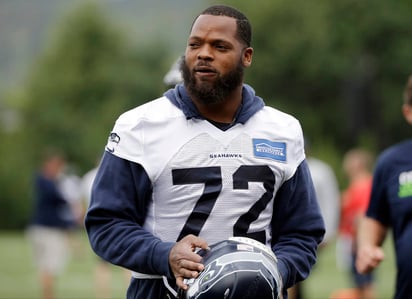 Michael Bennett firmó una extensión de tres años y un máximo de 31.5 millones de dólares. (AP)