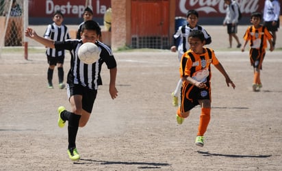 Generaciones de laguneros han participado en la Liga de Asqueles y Prospectos, que tiene su sede en la Unidad Deportiva Torreón. (Archivo)