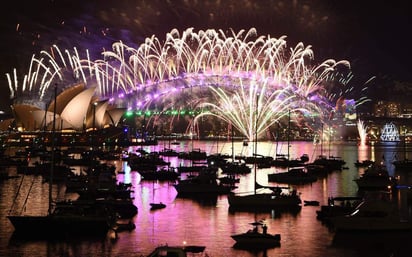 Siete toneladas de fuegos artificiales y un equipo de 50 personas trabajaron para crear una exhibición pirotécnica. (EFE) 