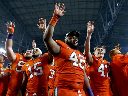 Jugadores de Clemson celebran su triunfo en el Fiesta Bowl. Alabama y Clemson volverán a verse por el campeonato