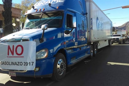 Bloqueo. Decenas de camiones de 20 y 40 toneladas tomaron el libramiento  Óscar Flores Tapia rumbo al centro de Saltillo. (EL SIGLO DE TORREÓN)