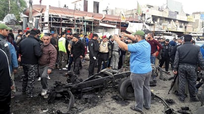 Ataque. Varias personas acudieron al lugar en donde el Estado Islámico (EI) realizó el atentado en Sadr al este de Bagdad, Irak. (EFE)