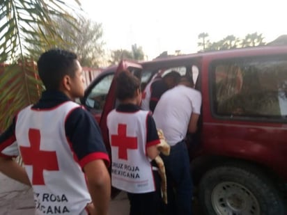 Los bomberos se hicieron cargo de brindarle las primeras atenciones. (EL SIGLO DE TORREÓN) 