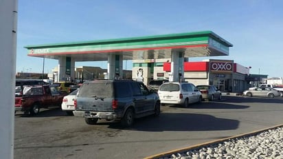 Reacción. Advierten a la población que verán gasolineras cerradas al acabarse el combustible. (EL SIGLO DE TORREÓN)