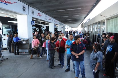 Varados. En la Central de Autobuses se suspendieron las salidas a Chihuahua, Durango y otros destinos. (Ramón Sotomayor)