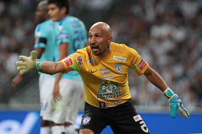 El portero Óscar Pérez, portero del Pachuca tiene 43 años de edad, es el jugador más veterano en el Clausura 2017. (Archivo)