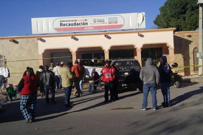 Reacción. Manifestantes permanecerán en el exterior del citado inmueble. (EL SIGLO DE TORREÓN)