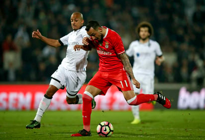 Ante este resultado el cuadro de Benfica asegura el liderato otra semana más con 41 unidades y alarga la distancia con respecto a Porto. (EFE)