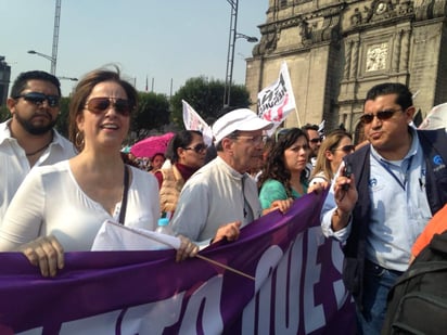 Sobre avenida Juárez aún avanza el contingente del Frente Popular Francisco Villa (FPFV), que también salió del Ángel de la Independencia, para sumarse a la protesta por el aumento en el precio de las gasolinas. (TWITTER)