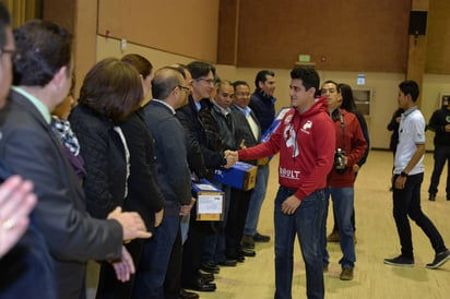 Comienza. Equipos reciben reto y equipo para el First Robotics Competition 2017 .