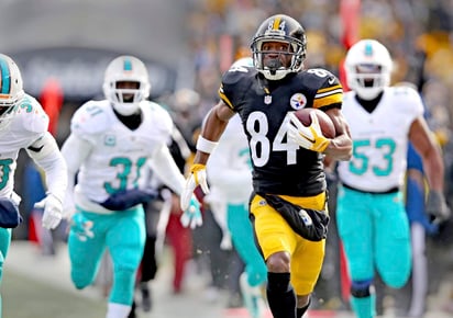 Antonio Brown (84) anotó dos anotaciones por los Steelers en el primer cuarto. (AP)