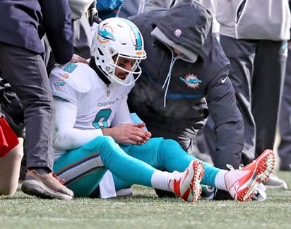 Matt Moore recibió un fuerte golpe en el duelo ante Pittsburgh, sin embargo solo salió una jugada. (AP)