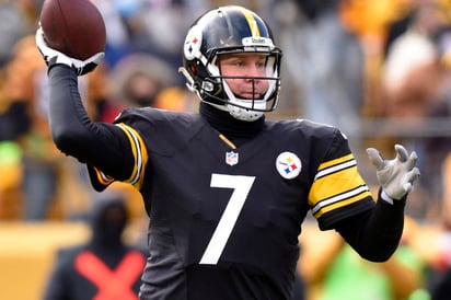 Roethlisberger acabó tirado en el terreno del Heinz Field, pero pudo encaminarse trotando al vestuario al cabo de la paliza por 30-12. (ARCHIVO)
