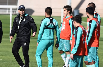 'Chepo' de la Torre da instrucciones a sus jugadores durante el entrenamiento de ayer en el TSM. (Jesús Galindo)