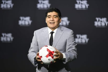 Maradona participó del acto como encargado de entregar el premio al mejor entrenador del 2016, el italiano Claudio Ranieri, campeón de la liga Premier de Inglaterra on el sorprendente Leicester City.