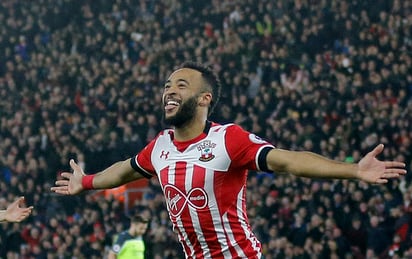 Nathan Redmond celebra luego de anotar el gol de la victoria 1-0 del Southampton sobre el Liverpool en la ida de la Capital One Cup. Liverpool pierde en la Capital One Cup