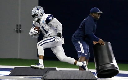 Ezekiel Elliott estuvo presente en el entrenamiento de ayer de los Cowboys, que se preparan para enfrentar a Packers. (AP)