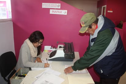 Beneficio. Con la credencial los adultos mayores pueden obtener descuentos en algunos servicios.