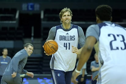 Dirk Nowitzki (41), figura histórica de los Mavericks, entrenó ayer en la Arena Ciudad de México. (EFE)