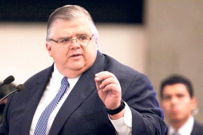 Carstens señaló que el ajuste al precio de las gasolinas, el aumento al salario mínimo y la depreciación del tipo de cambio, si llevarán a una mayor inflación durante 2017, pero será un efecto transitorio. (ARCHIVO) 

