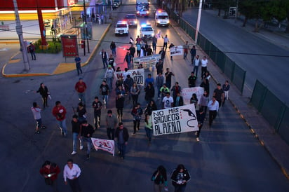 La marcha trastocó el tráfico que corre de oriente a poniente debido a que los manifestantes bloquearon en su totalidad el bulevar, aunque al finalizar el evento las autoridades de Vialidad reportaron saldo blanco. (EL SIGLO DE TORREÓN)