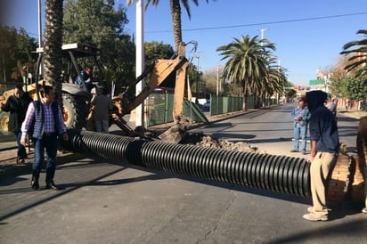 Caos vial. Luego de que ayer el Simas inició el arreglo de redes sanitarias colapsadas en el Revolución, seguirán hoy. (Fernando Compeán)