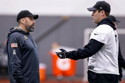 Ben Roethlisberger habla con su coordinador ofensivo en una práctica. (AP)