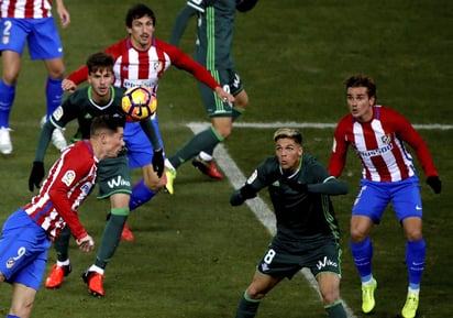 Atlético de Madrid venció por la mínima al Betis y llegó a 34 puntos, para colocarse en el cuarto lugar de la clasificación. (EFE)