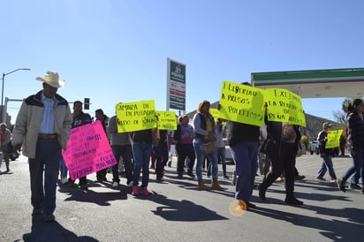 Movimiento.  Algunas organizaciones populares realizan marcha y mitin informativo en el municipio de Gómez Palacio. (CLAUDIA LANDEROS)