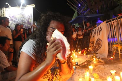 Llaman a la paz. Residentes y turistas colocaron veladoras y flores en una demostración de duelo, afuera del Blue Parrot.