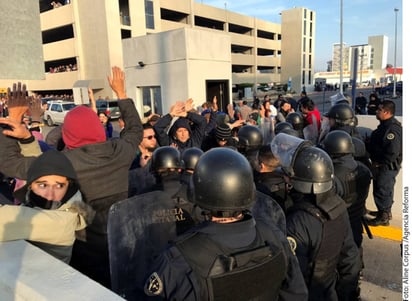 Protestas. Los inconformes permanecen en la entrada de Sedesol y la secretaría de Salud.